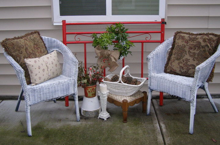 red bed christmas porch, christmas decorations, porches, seasonal holiday decor