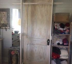 armario independiente hecho con una puerta vieja