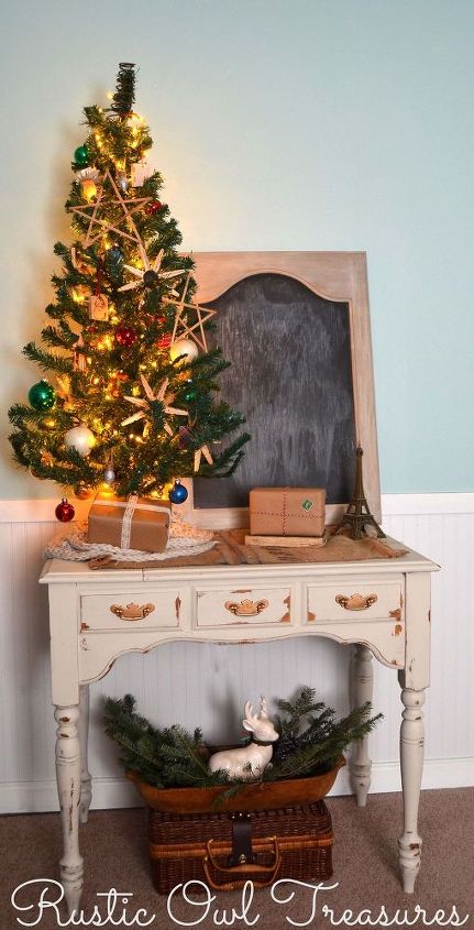 mesa de costura antigua y tiempo de navidad