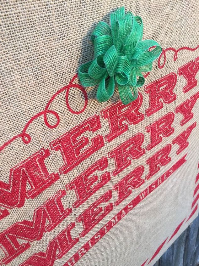 bolsa de navidad de arpillera convertida en un lienzo de pared estirado