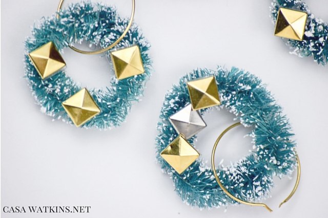 diy wreath wine glass charms, christmas decorations, crafts, seasonal holiday decor