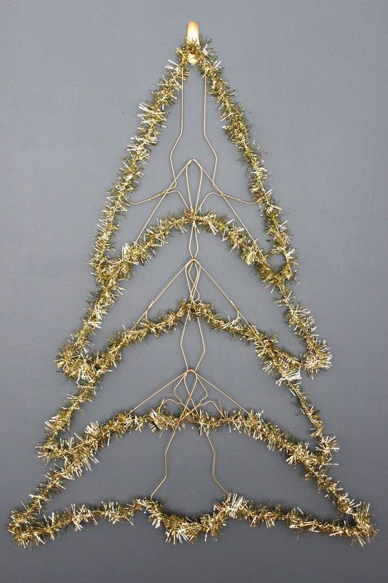 bricolaje navideno rbol de navidad montado en la pared con perchas de alambre