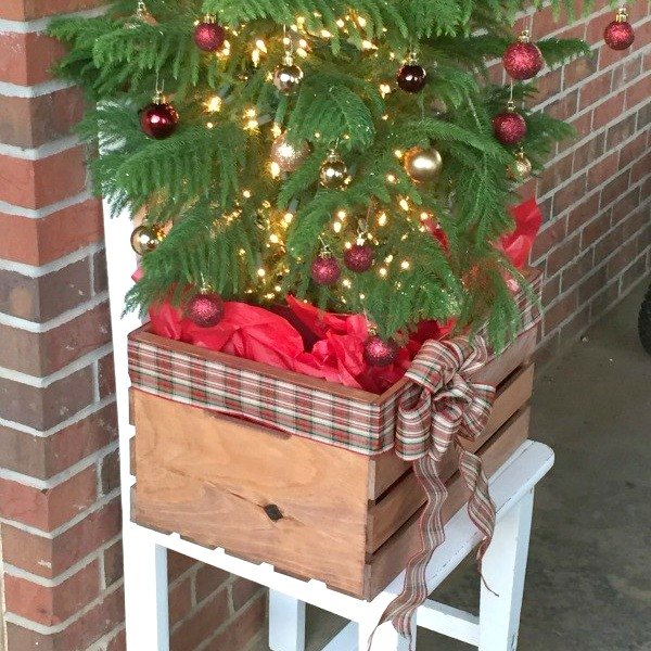 9 magnficas formas de utilizar una caja de madera para navidad, Haz una mini maceta para rboles