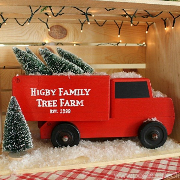 9 timas maneiras de usar uma caixa de madeira para o natal, Holiday Box X 10 Caminh o Vintage com rvores de Natal