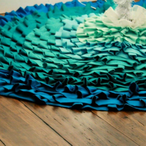 s 15 gorgeous christmas tree skirts that only look expensive, christmas decorations, repurpose household items, repurposing upcycling, seasonal holiday decor, Ombre Ruffles
