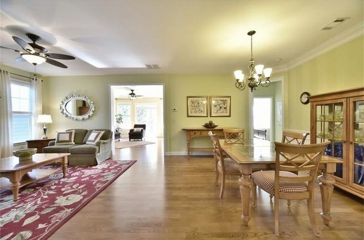 q aqui hay mas fotos de mi casa para la venta, Sala de estar y comedor combo eliminado gran alfombra roja bajo la mesa