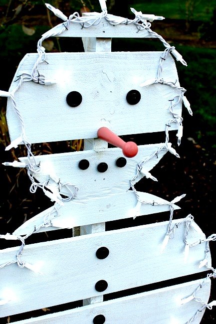 s 15 insanely cute snowmen for every corner of your home, home decor, Light up Pallet Friend