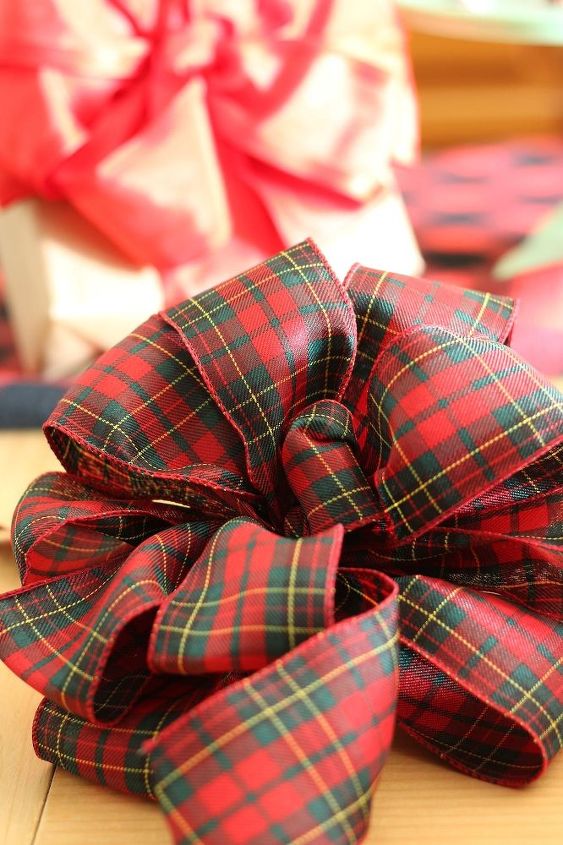 how to make perfect bow gift wrap, christmas decorations, crafts, how to, seasonal holiday decor