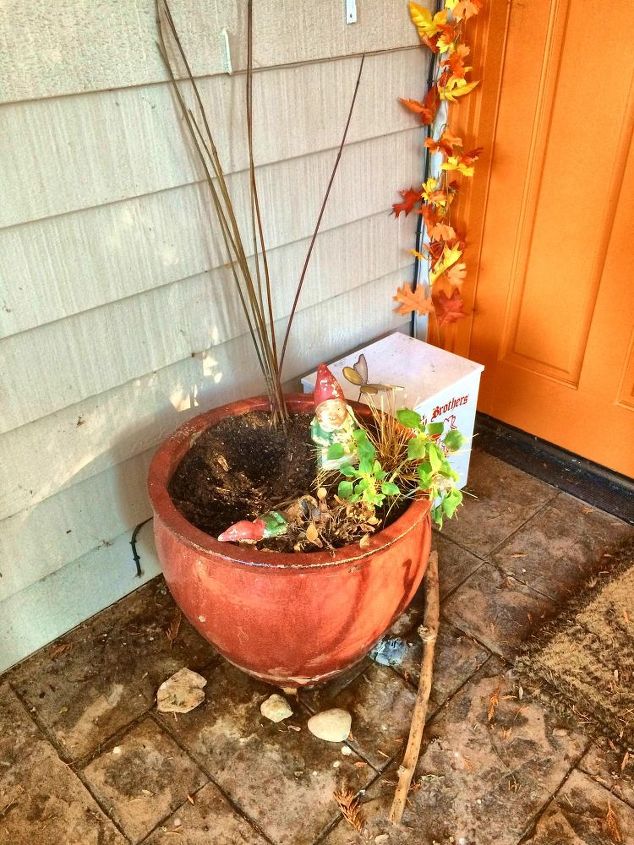 christmas decorating outdoors, christmas decorations, container gardening, gardening, seasonal holiday decor, This pot is so sad the gnomes hid their faces