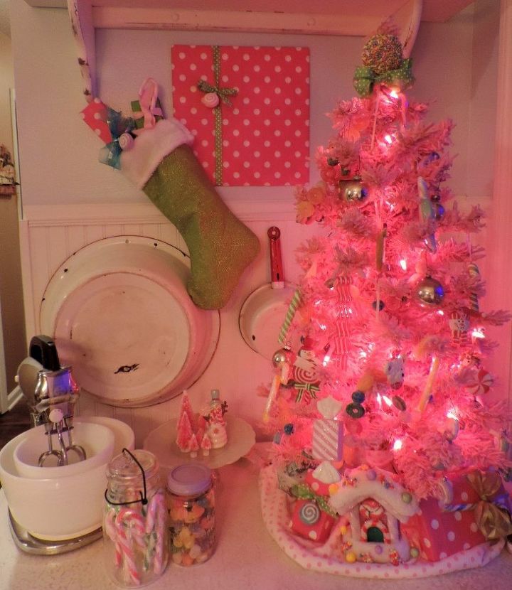 una pantalla de navidad de color rosa inspirado en el caramelo para la cocina
