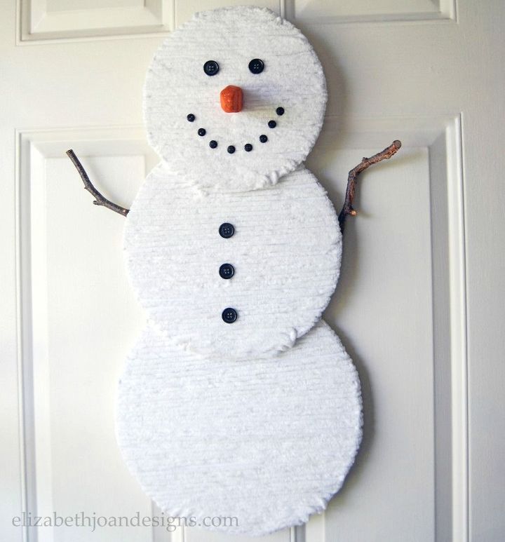 13 cosas que se ven sorprendentemente mejor cuando se les aaden patas, La decoraci n de tu puerta de entrada con nieve