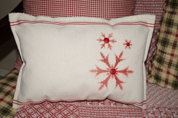 quick easy stenciled holiday pillows, chalkboard paint, crafts, reupholster