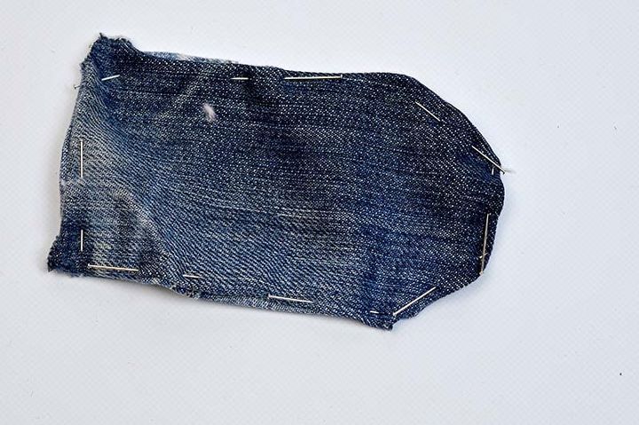 transforme seu jeans velho em uma etiqueta de presente com monograma