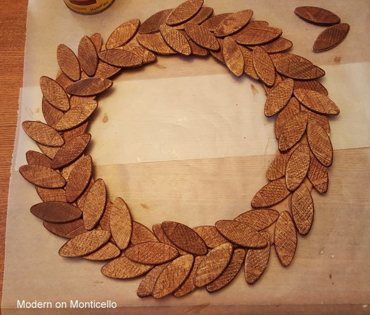 corona de navidad hecha con galletas de madera encontradas en el departamento de