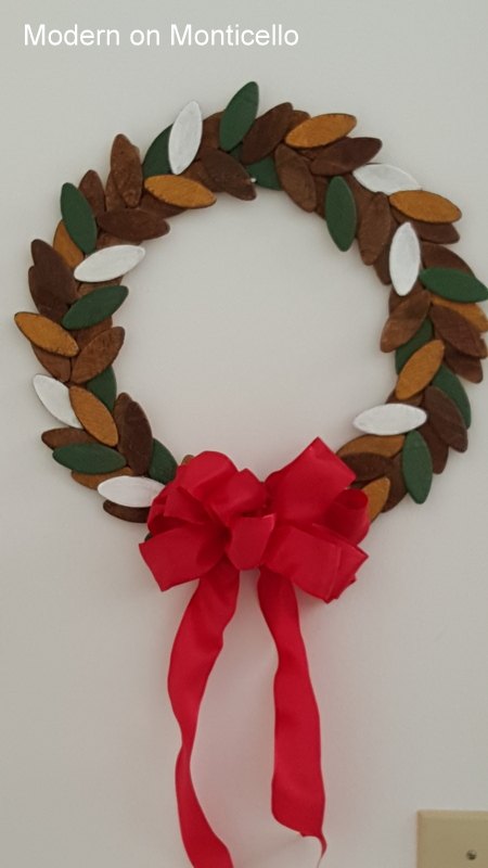 corona de navidad hecha con galletas de madera encontradas en el departamento de