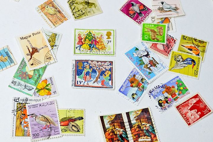 use selos postais antigos para fazer etiquetas de presente exclusivas