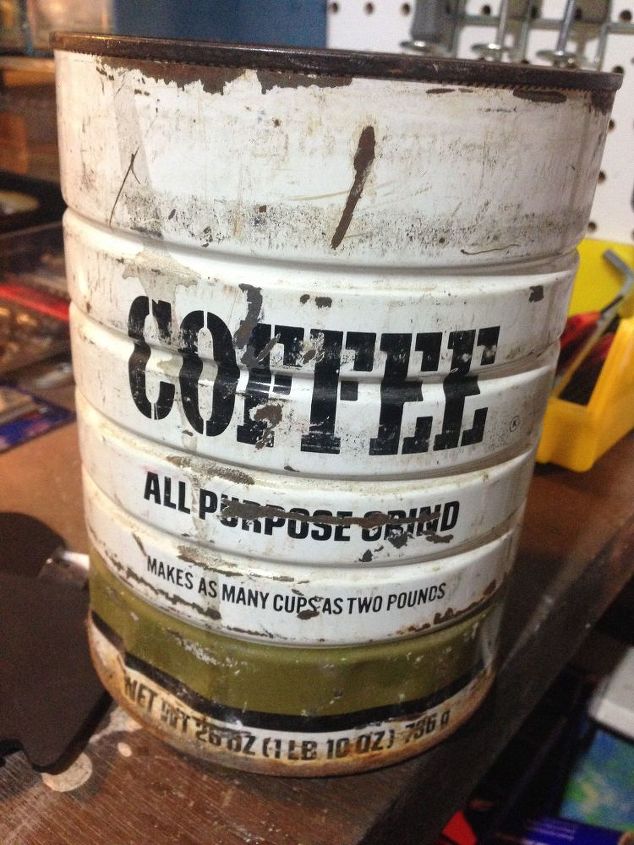 reutilize uma lata de caf velha como decorao de natal