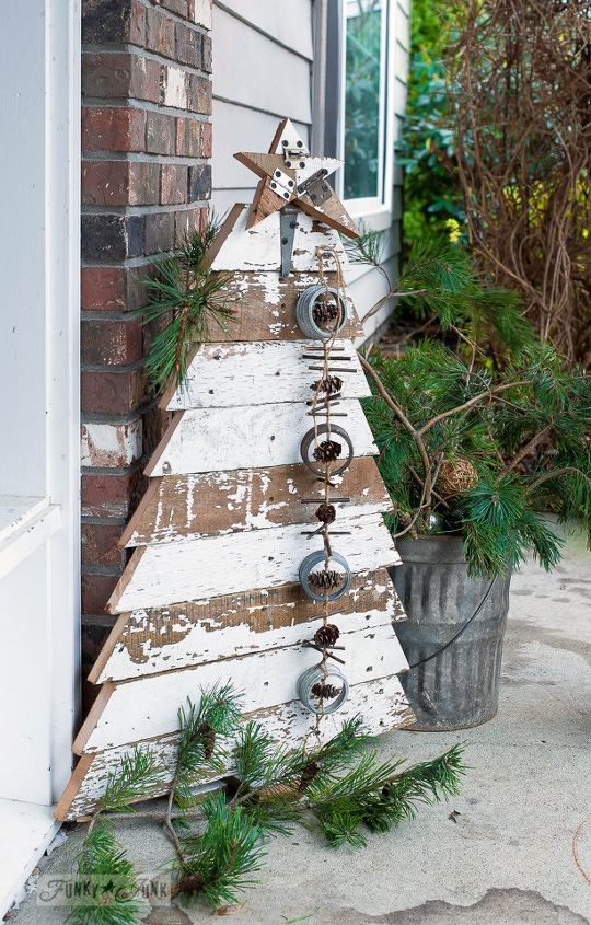un porche sin miedo gracias a un viejo arbol de navidad