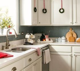 s you haven t seen christmas til you ve seen these 14 breathtaking homes, christmas decorations, seasonal holiday decor, Cute Cottagey Christmas Kitchen