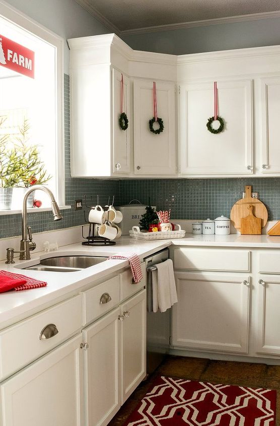 s you haven t seen christmas til you ve seen these 14 breathtaking homes, christmas decorations, seasonal holiday decor, Cute Cottagey Christmas Kitchen