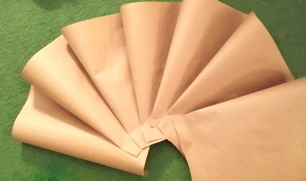 cmo hacer un rbol de navidad de papel de estraza de tamao natural