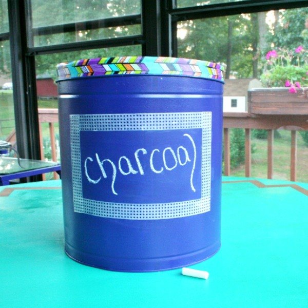 8 coisas inteligentes para fazer com latas de natal vazias, Lata de pipoca reciclada para transform la em uma lixeira