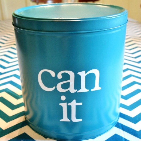 8 coisas inteligentes para fazer com latas de natal vazias, De lata de pipoca reciclada para recipiente de organiza o azul petr leo