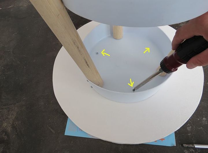 mesa auxiliar hecha con cubos de pintura