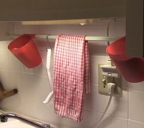 17 maneras brillantes de desordenar todas las encimeras de tu casa, Cuelga las toallas sobre tu fregadero con una barra de tensi n