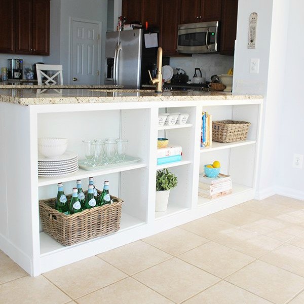 17 maneiras brilhantes de organizar todas as bancadas da sua casa, Aproveite o espa o sob seu balc o com estantes DIY