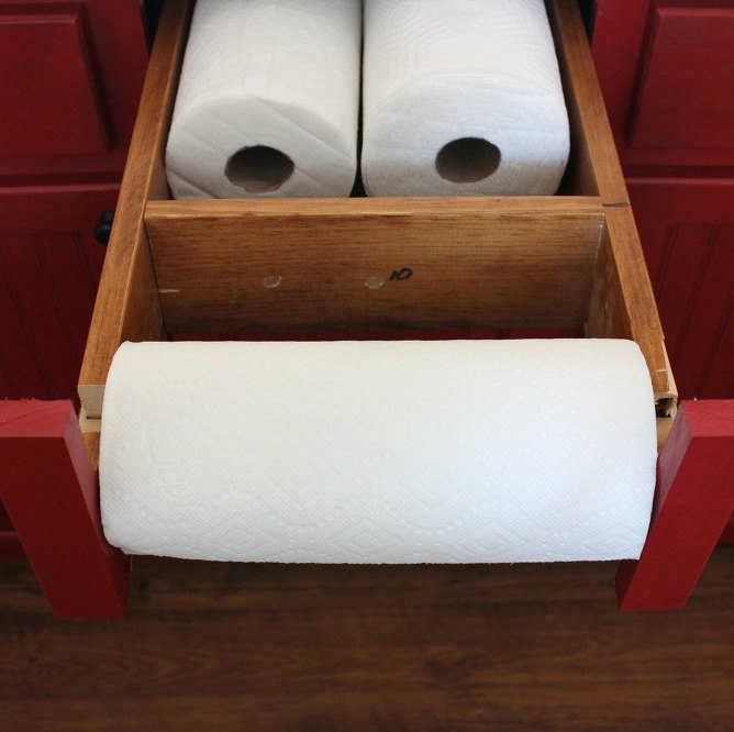 17 maneras brillantes de desordenar todas las encimeras de tu casa, Mantenga las toallas de papel listas pero guardadas