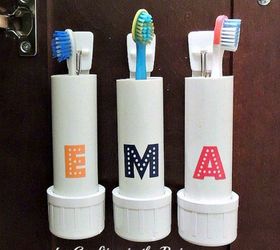 17 maneras brillantes de desordenar todas las encimeras de tu casa, Coloca los cepillos de dientes en la pared con tubos de PVC