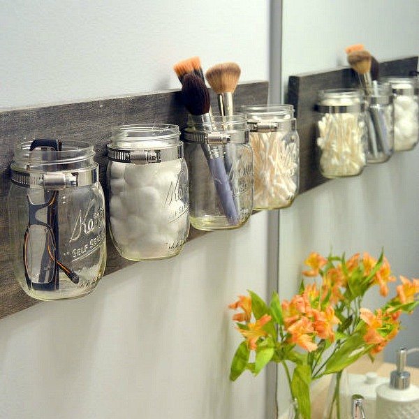 17 maneiras brilhantes de organizar todas as bancadas da sua casa, Como fazer seu pr prio organizador de potes de pedreiro para o banheiro