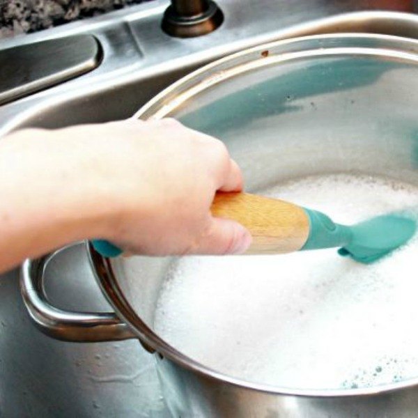 10 pequeos cambios que reducirn tu rutina de limpieza a la mitad, Limpie sus ollas y sartenes quemadas de manera f cil