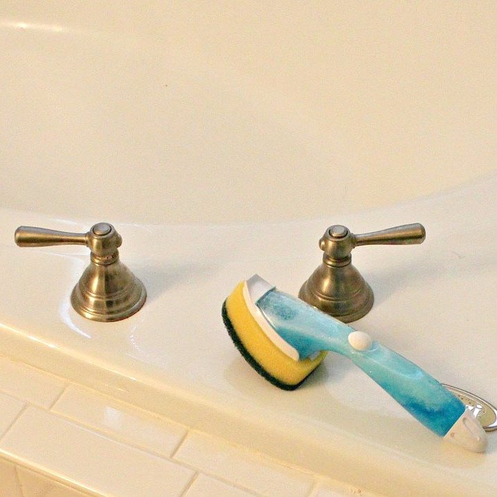 10 pequeos cambios que reducirn tu rutina de limpieza a la mitad, Limpiador de duchas y ba eras