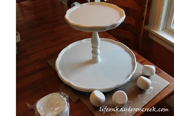 como fazer um suporte de cupcake de uma mesa velha