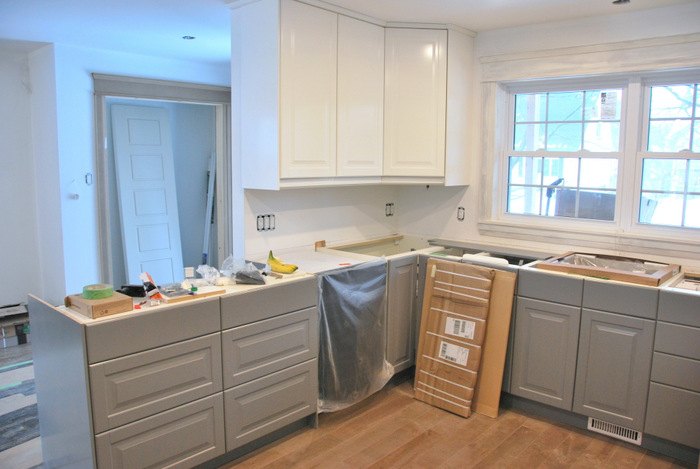 un cambio de imagen de la cocina de ikea en gris y blanco
