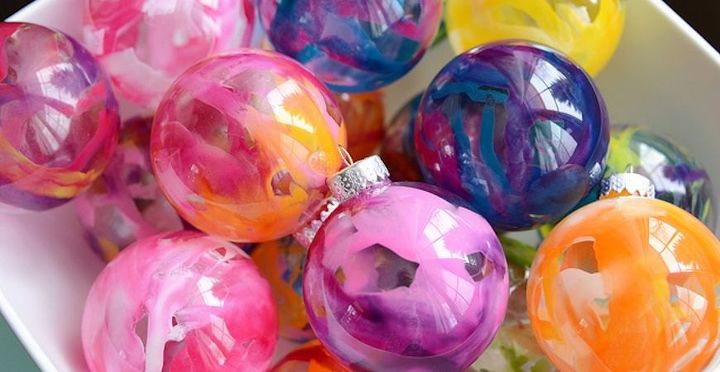 ilumine a temporada com estas decoraes de natal caseiras, 4 Ornamentos multicoloridos de giz de cera derretido