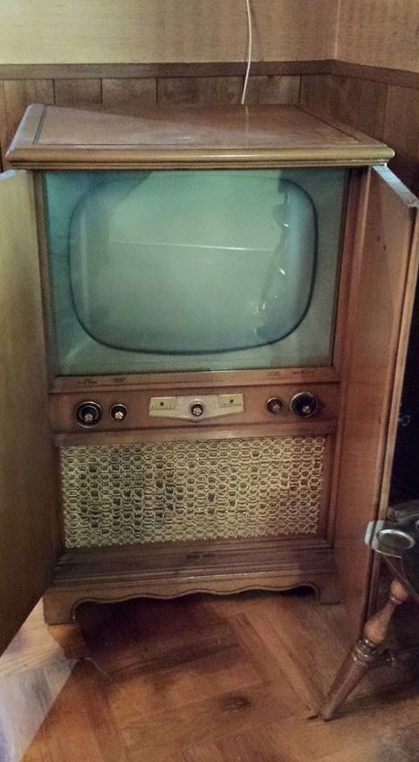 televiso dos anos 50 transformada em bar