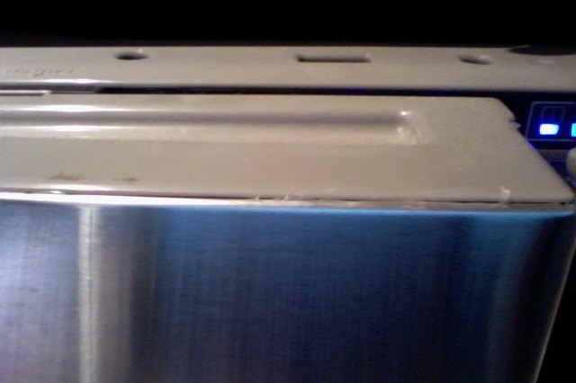 como posso remover o pequeno filme plstico deixado embaixo da geladeira