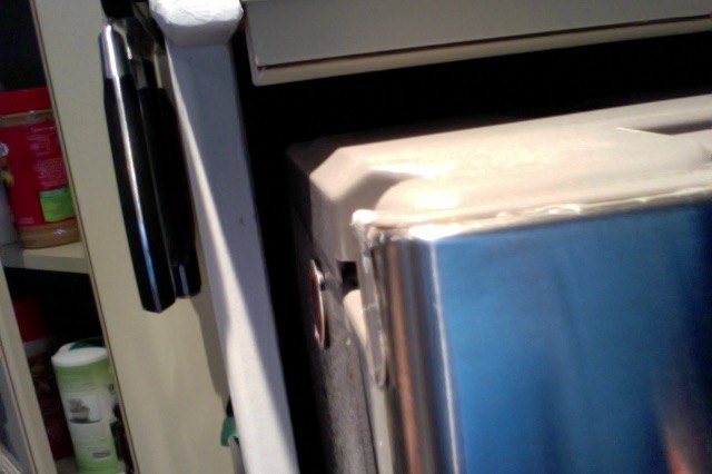 q como posso remover o pequeno filme plastico deixado embaixo da geladeira
