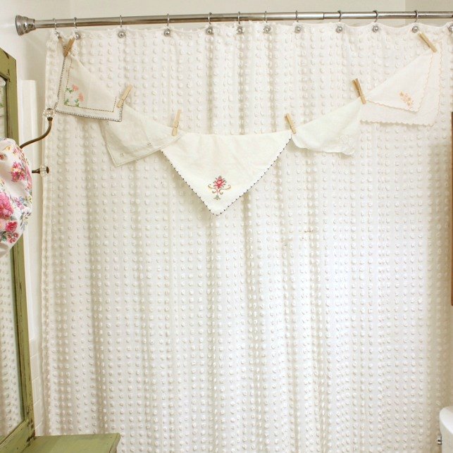 13 impresionantes ideas para usar pedazos de tela, Colcha vieja en cortina de ducha