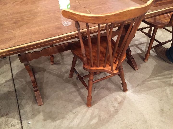 mesa y sillas de 2 dlares con aspecto colonial