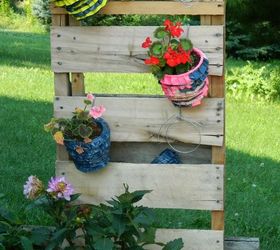 pallet flower pot hanger, flowers, gardening, pallet, A pallet is cut in half and used to hang potted flowers The flowers hang with wire hangers bent into shape