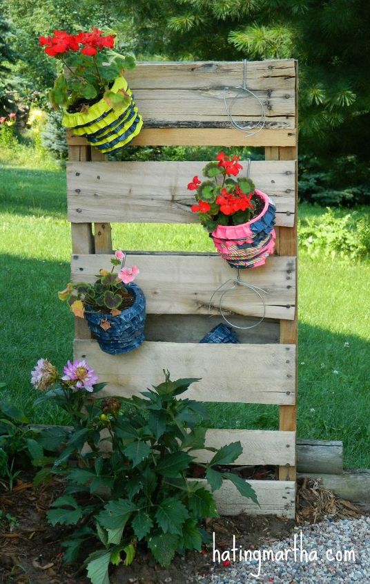 pallet flower pot hanger, flowers, gardening, pallet, A pallet is cut in half and used to hang potted flowers The flowers hang with wire hangers bent into shape