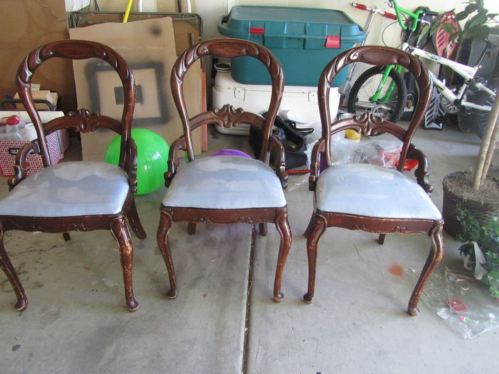 renovando sillas viejas con pintura blanca y tela con estampado de chevron, la foto de antes de las sillas
