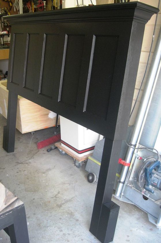 puerta de 5 paneles de 90 anos convertida en cabecero de cama king size