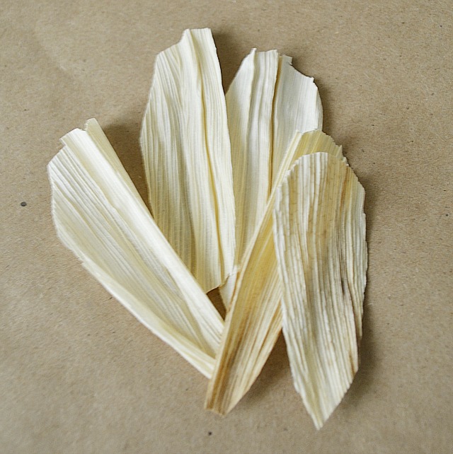 want to know how to make a corn husk flower napkin ring, crafts, thanksgiving decorations