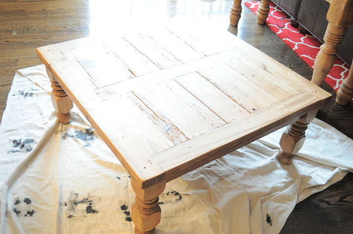 convertendo uma mesa velha em um otomano