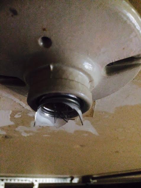 Broken Light Bulb Out Of A Socket, How To Get A Broken Light Bulb Socket Out Of The Fixture